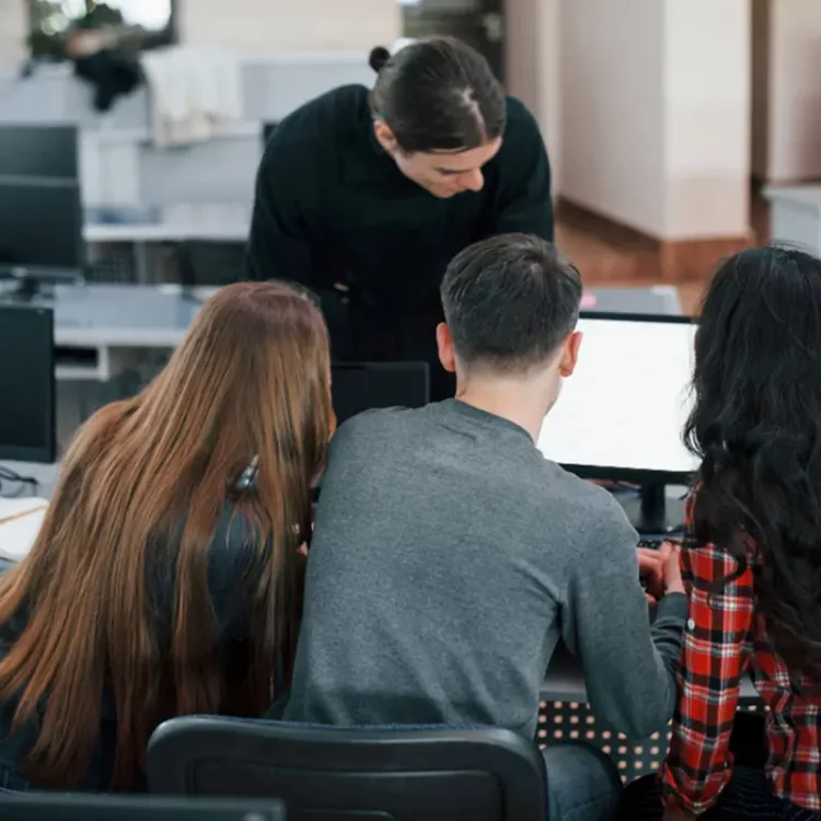 Capacitación y soporte técnico para sistemas de conteo de personas.